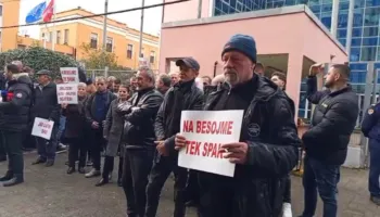 Banorët e Rrjollit protestë para SPAK për resortin: Nëse s’merren masa për 3 ditë, do të…