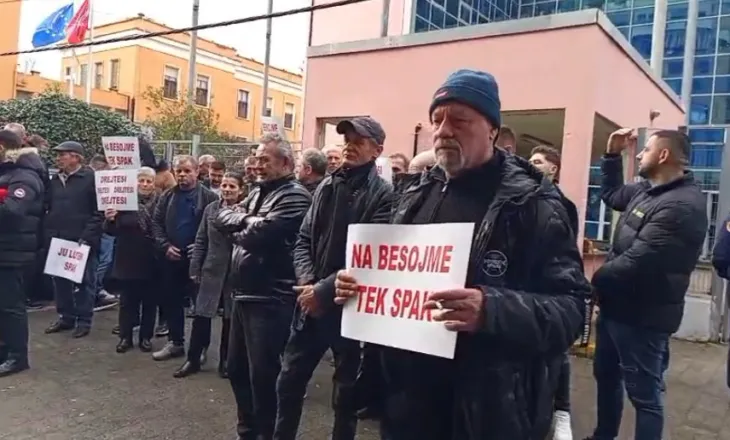 Banorët e Rrjollit protestë para SPAK për resortin: Nëse s’merren masa për 3 ditë, do të…