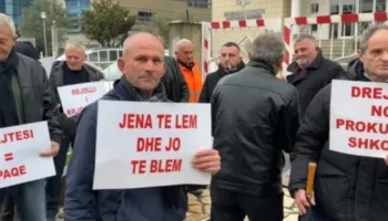 Banorët e Rrjollit protestojnë para Prokurorisë së Shkodrës, kundër grabitjes së pronave për ndërtim resorti