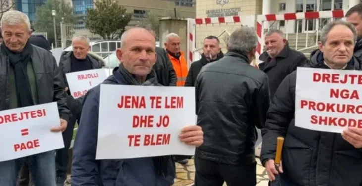 Banorët e Rrjollit protestojnë para Prokurorisë së Shkodrës, kundër grabitjes së pronave për ndërtim resorti