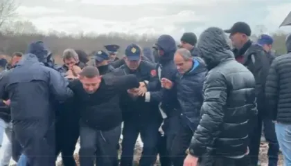 Banorët e Rrjollit sërish në protestë kundër resortit të Bashkim Ulajt: Do hyjmë në grevë urie përpara SPAK