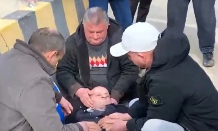 Banorët e Velipojës sërish në protestë, përplasen me policinë