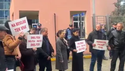 Banorët e Velipojës shpërngulin protestën në Tiranë, mbidhen para SPAK: Kërkojmë pronat tona