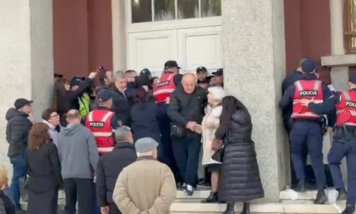 Banorët përplasen në dyert e Këshillit Bashkiak në Durrës, protestën e shuan Policia