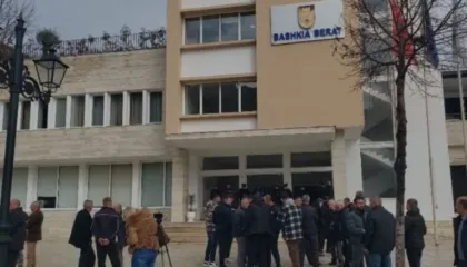 Banorët protestojnë para Bashkisë së Beratit, nënkryetari: Bëni çfarë të doni, rruga nuk bëhet!
