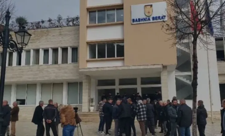 Banorët protestojnë para Bashkisë së Beratit, nënkryetari: Bëni çfarë të doni, rruga nuk bëhet!