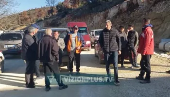 Banorët protestojnë për rrugën në Poliçan, dhjetëra familje kërkojnë ndërhyrjen e bashkisë