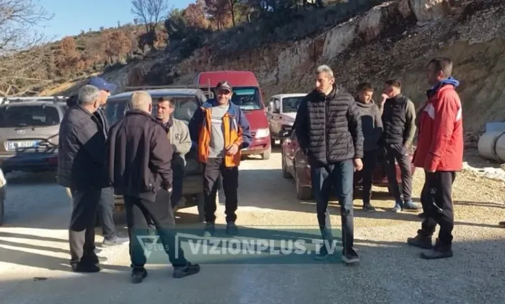 Banorët protestojnë për rrugën në Poliçan, dhjetëra familje kërkojnë ndërhyrjen e bashkisë