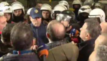 Bardhi dhe deputetët e PD përplasen me policinë: Po terrorizoni qytetarët, largohuni