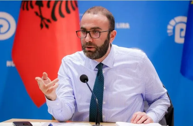 Bardhi: Kryeministri po zvarrit çështjen Balluku