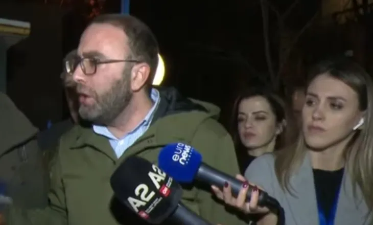 Bardhi në Komisariatin nr.1: Një protestues i dhunuar gjatë shoqërimit u soll këtu në kundërshtim me ligjin! U mor nga ambulanca për te Trauma