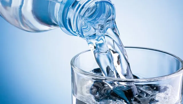 Baret po spekulojnë me ujin, e shesin njësoj ose më shtrenjtë se kafeja, rritja me 30%