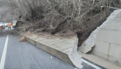 ‘Barrierat mbrojtëse në rrugën Maliq-Lozhan pa hekur’, Lapaj: Njësoj si me tunelin e Llogarasë, janë mësuar të vjedhin