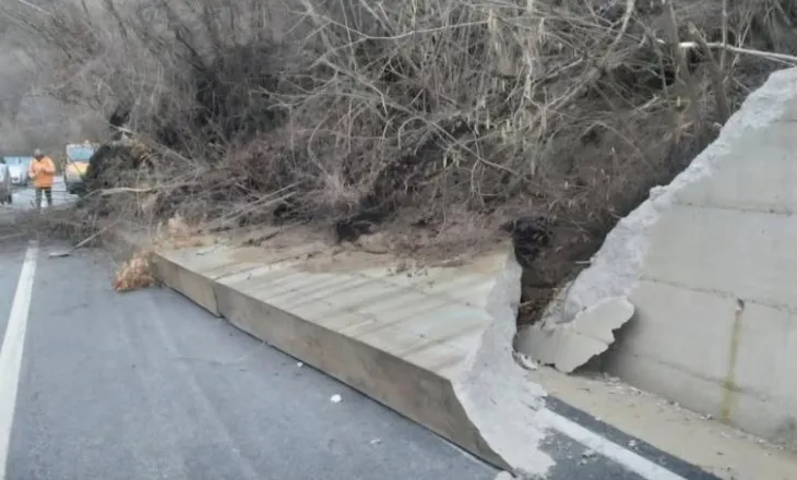 ‘Barrierat mbrojtëse në rrugën Maliq-Lozhan pa hekur’, Lapaj: Njësoj si me tunelin e Llogarasë, janë mësuar të vjedhin