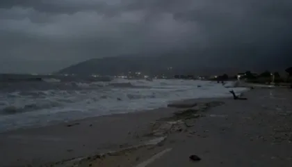 Batica deri në 2.5 metra në Orikum dhe Vlorë, uji depërton në banesa dhe biznese