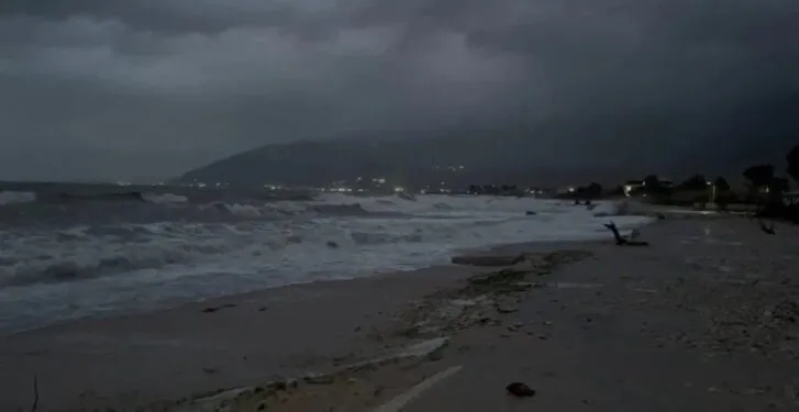 Batica deri në 2.5 metra në Orikum dhe Vlorë, uji depërton në banesa dhe biznese