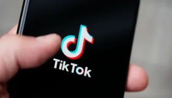 BE akuzon TikTok se dëmton të miturit: Të ndryshojë dizajnin që krijon varësi. Kompania: Akuzat të pabaza