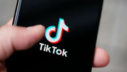 BE akuzon TikTok se dëmton të miturit: Të ndryshojë dizajnin që krijon varësi. Kompania: Akuzat të pabaza