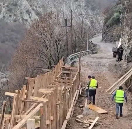 Beci në terren: Ndërhyrje e shpejtë në aksin Ura e Shtrejt–Prekal, rruga i kthehet banorëve