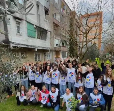 Beci: Të rinjtë e Shkodrës mbjellin ndryshimin me 50 pemë frutore në “Isuf Sokoli”