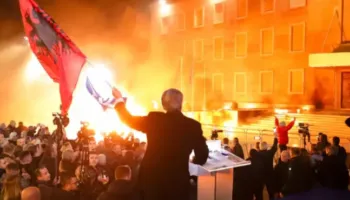 Belind Këlliçi: Nesër 100 mijë veta në shesh, nuk do ikim më nga Bulevardi. Deputetët do ngujohen në parlament!