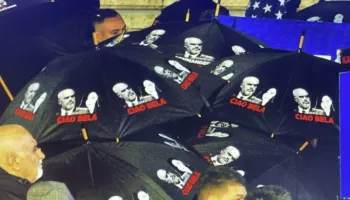 “BELLA CIAO”/ Çadra me mesazhe politike në protestën e opozitës para Kryeministrisë