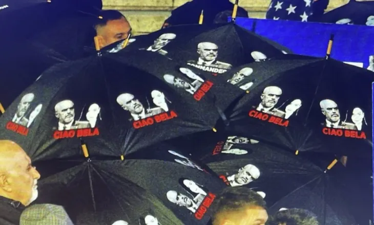 “BELLA CIAO”/ Çadra me mesazhe politike në protestën e opozitës para Kryeministrisë