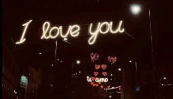 Berati, qyteti i “një mbi një dritareve”, merr ngjyrat e dashurisë në prag të Shën Valentinit (Foto)