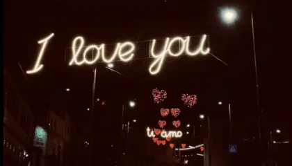 Berati, qyteti i “një mbi një dritareve”, merr ngjyrat e dashurisë në prag të Shën Valentinit (Foto)