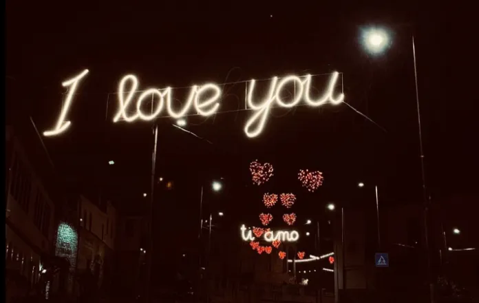 Berati, qyteti i “një mbi një dritareve”, merr ngjyrat e dashurisë në prag të Shën Valentinit (Foto)