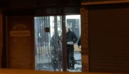 Berberi i plagosur sillet me urgjencë te Trauma, plagë në shpatull, bark e këmbë