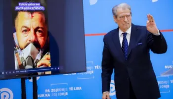 Berisha bën gafën e radhës, nuk gjen dot emrin e protestuesit: Ilir Lleshi, më falni…Ilir…urdhëro…Shtufi…jo..