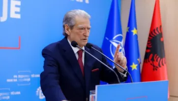 Berisha: Dënoj me forcën më të madhe pushtimin e vakëfit dhe të xhamisë nga banditë me uniformë!