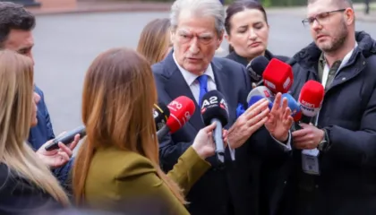 Berisha denoncon: Çdo natë dalin nga kryeministria kamionë për të zhdukur gjurmët e krimeve të Ballukut