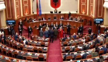 Berisha dhe deputetët e PD bllokuan foltoren, Peleshi ndërpret seancën: Kthehemi kur të vendoset rendi në sallë  