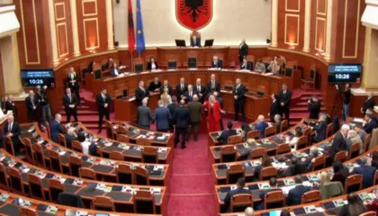 Berisha dhe deputetët e PD bllokuan foltoren, Peleshi ndërpret seancën: Kthehemi kur të vendoset rendi në sallë  