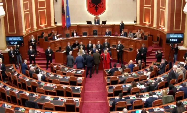 Berisha dhe deputetët e PD bllokuan foltoren, Peleshi ndërpret seancën: Kthehemi kur të vendoset rendi në sallë  