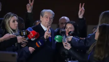 Berisha: Hodhën gaz lotsjellës në kate të ndryshme të xhamisë. I vraftë Zoti