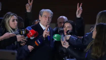 Berisha: Hodhën gaz lotsjellës në kate të ndryshme të xhamisë. I vraftë Zoti