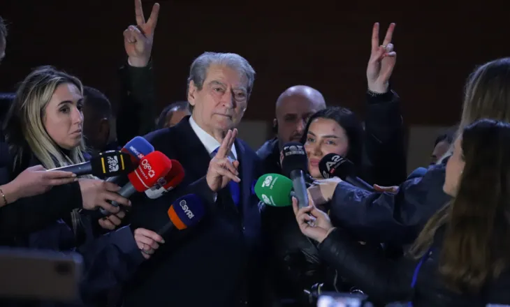 Berisha: Hodhën gaz lotsjellës në kate të ndryshme të xhamisë. I vraftë Zoti