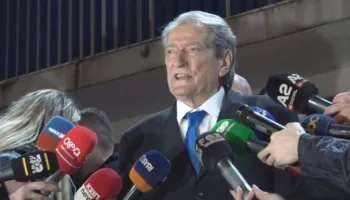 Berisha: Hodhën gaz lotsjellës në kate të ndryshme të xhamisë. I vraftë Zoti!