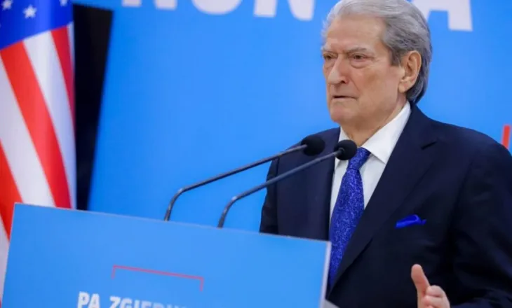 Berisha: Ka një mirëkuptim total nga shqiptarët për kryengritjen paqësore të opozitës!  Kryetari i PD, Sali Berisha gjatë një konference shtypi tha se, ka një mirëkuptim total nga shqiptarët dhe njerëzimi për kryengritjen paqësore të opozitës!  Ai tha se, ka një vendosmëri të papërmbajtur për t’i shkuar gjer në fund këtij misioni me rëndësi të jashtëzakonshme për fatin e Shqipërisë dhe shqiptarëve”, tha kreu demokrat duke folur për protestën e opozitës.  Berisha: Ka një vendosmëri të papërmbajtur për t’i shkuar gjer në fund këtij misioni.  Siç e dini, kryengritja paqësore e 20 shkurtit paraqiti para çdo shqiptari dyshen Rama-Balluku më të nxirë se kurrë ndonjëherë.  Por kjo nuk ndodhi vetëm para shqiptarëve.  I rrufeshëm ka qenë pasqyrimi i kësaj ngritje në mediat më të mëdha të botës.  Nga Zelanda e Re në Alaskë, nga Poli i Veriut në Polin e Jugut, në të katër anët e globit, pas Ajatollahëve të Teheranit, figurat më të nxira në mediat botërore kanë qenë Edi Rama dhe Lubi Balluku.  Kjo është e vërteta.  Ka pasur një mirëkuptim të plotë dhe total nga mbarë shqiptarët dhe mbarë njerëzimi për kryengritjen paqësore të opozitës shqiptare më 20 shkurt.  Ka një vendosmëri të papërmbajtur për t’i shkuar gjer në fund këtij misioni me rëndësi të jashtëzakonshme për fatin e Shqipërisë dhe shqiptarëve.  Largimin e këtij binomi famëzi nga qeverisja.  Ju jeni dëshmitarë se si Edi Rama ka bërë ditë të tëra negociata sekrete të fshehtë për lëkurën e tij dhe të bashkëshortes së tij në shkëmbim të Lubisë.  Por në qoftë se një marrëveshje e tillë arrihet, ky do ishte kapitullimi përfundimtar i drejtësisë.  Kjo do të ishte marrëveshja e asgjësimit përfundimtar të institucionit të akuzës.  Unë jam i vetëdijshëm që Lubi Balluku ka shkelur ligjin dhe ka vjedhur, por gjithçka ka bërë, e ka bërë me urdhër të Edi Ramës dhe si aksionere në minorancë me Edi Ramën.  Se ti kujtove se thashë minorene, të shkon mendja tek Epstein direkt, se ajo e Ergys Agasit është një lloj Epsteini shqiptar.  Pra, gjithçka është bërë për lëkurën e tij, për familjen e tij.