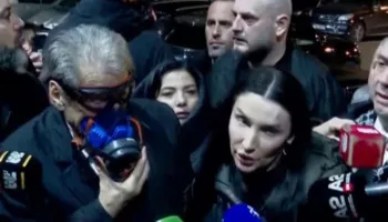 Berisha: Kush qëllon mbi protestuesit paqësorë do përballen me ndëshkimin e merituar. Mehmeti: Më qëlluan nga tarraca e kryeministrisë