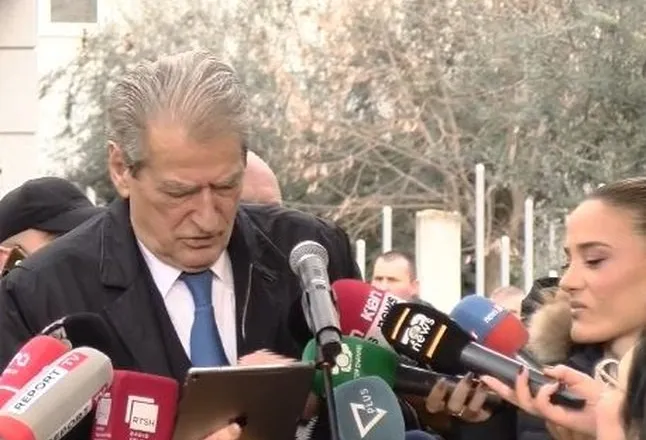 Berisha lexon mesazhin që la në SPAK: Avokati i Irenës me 5 mbiemra amnistoi krimin zgjedhor