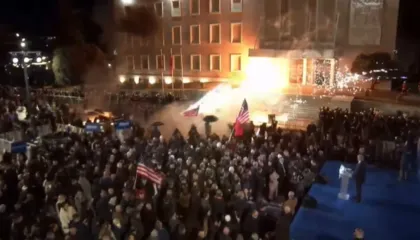Berisha mbaron fjalimin e tij, nis hedhja e molotovëve dhe fishekzjarrëve drejt Kryeministrisë (VIDEO)