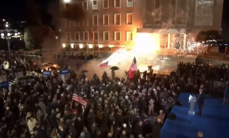 Berisha mbaron fjalimin e tij, nis hedhja e molotovëve dhe fishekzjarrëve drejt Kryeministrisë (VIDEO)