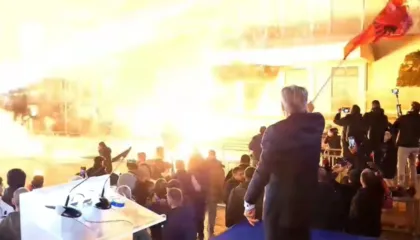 Berisha mbyll fjalimin, hidhen fishekzjarrë dhe molotovë drejt Kryeministrisë, policia bën thirrje: Ndaloni