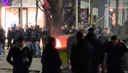 Berisha në qendër të protestës, militantët ndezin koshat e mbeturinave dhe tensionojnë sheshin
