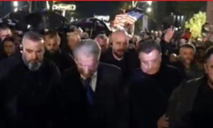 Berisha niset nga selia drejt bulevardit t’i bashkohet protestuesve
