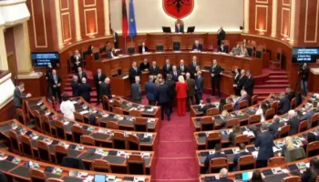 Berisha: Parlamenti është strofulla e hajdutëve, ju nuk po mbroni vithet e Belindës, por Edi Ramën